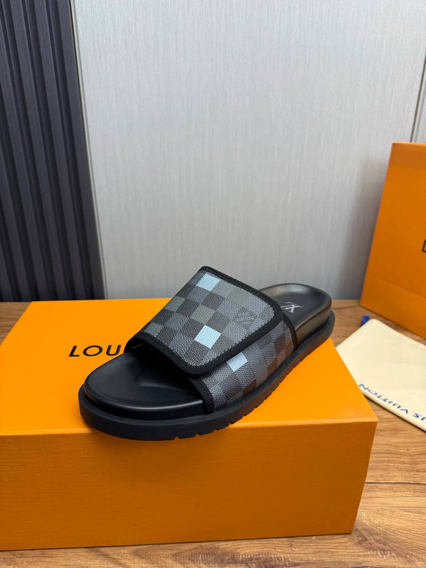 Men's shoes 💰340💰 ▪️LV's popular Little Red Book popular slippers hot sale: 1 shipment✅ Super textured and comfortable slippers, original TPU outsole. Authentic counter box drawer box packaging 🎁Size 38-45